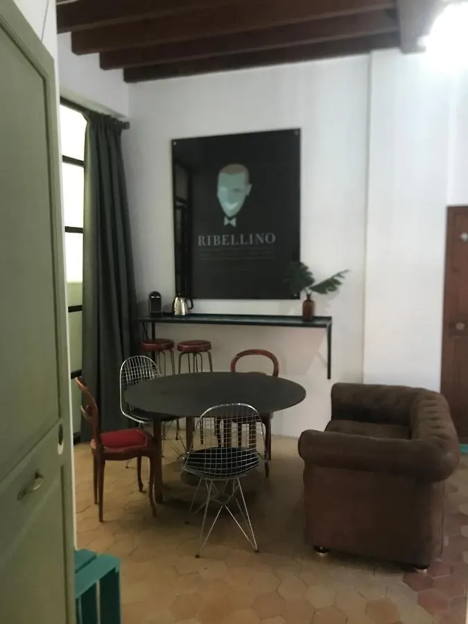 Ribellino Apartment - Dog Admiral Urban Guest House Palma de Mallorca Rum i privatbostad